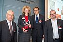 Mitte: Andrea Kühn von der Stadtsparkasse Düsseldorf (i.V. vom Marion Wiegmann) und Laudator Markus Ruppert