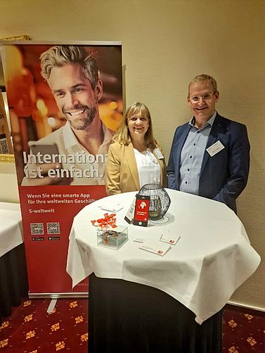 Markus Mues, flankiert vom „Überraschungsgast“ der SI-Mittelhessen, Stephanie Giezek am S-CD-Infostand.
